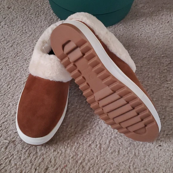 Blondo Waterproof Slip-ons - Picture 5 of 8